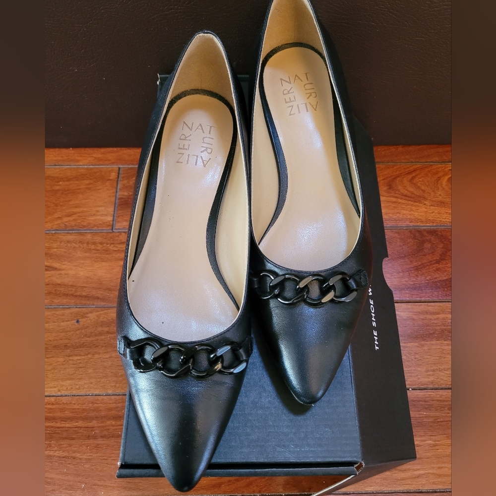 Naturalizer Black Chain Accent Loafers, Size 7.